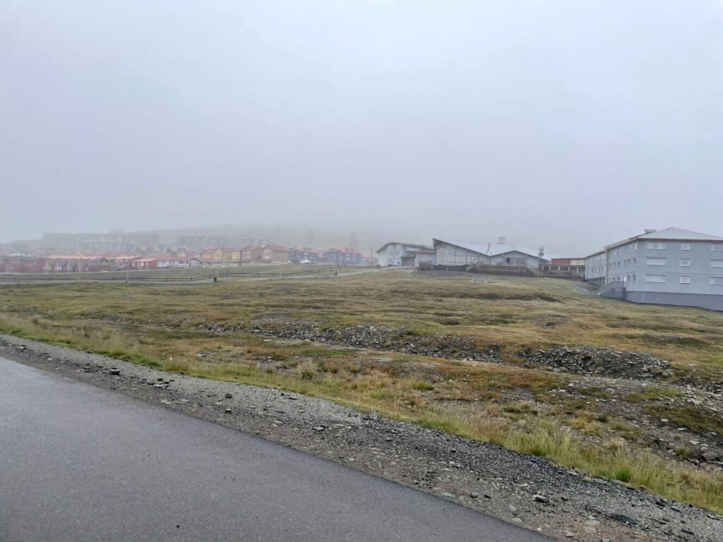 Longyearbyen v mlze