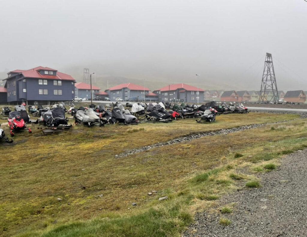 Longyearbyen šedé domky
