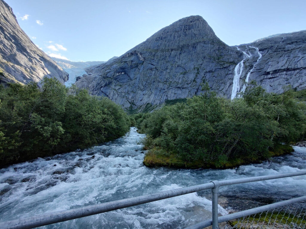 Ledovec Briksdalsbre s řekou