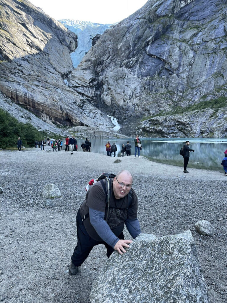 Domácí s kamenem u jezera pod ledovcem