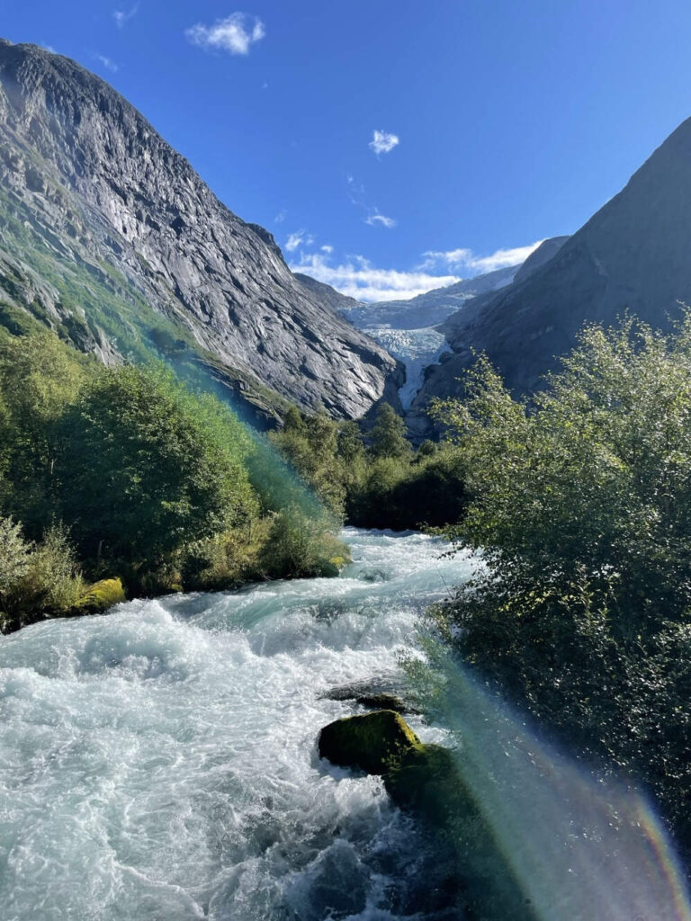 Ledovec Briksdalsbre s řekou a duhou