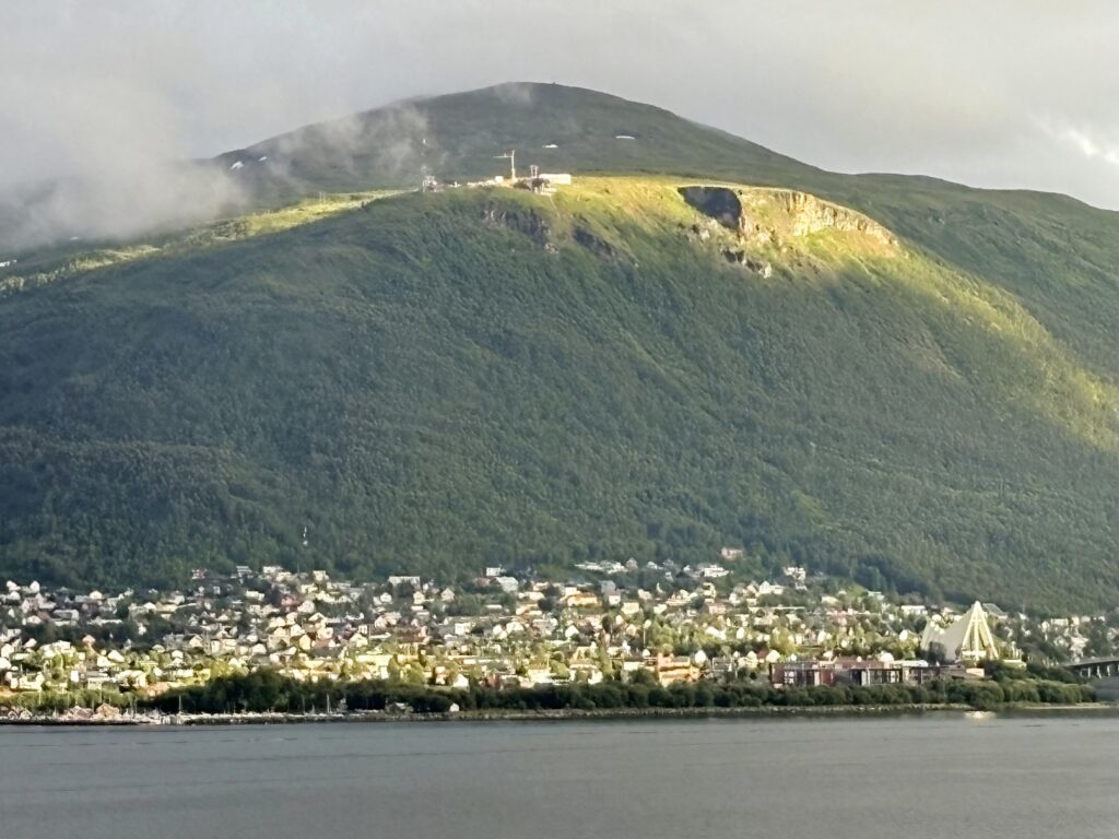Část Tromso zalitá sluncem